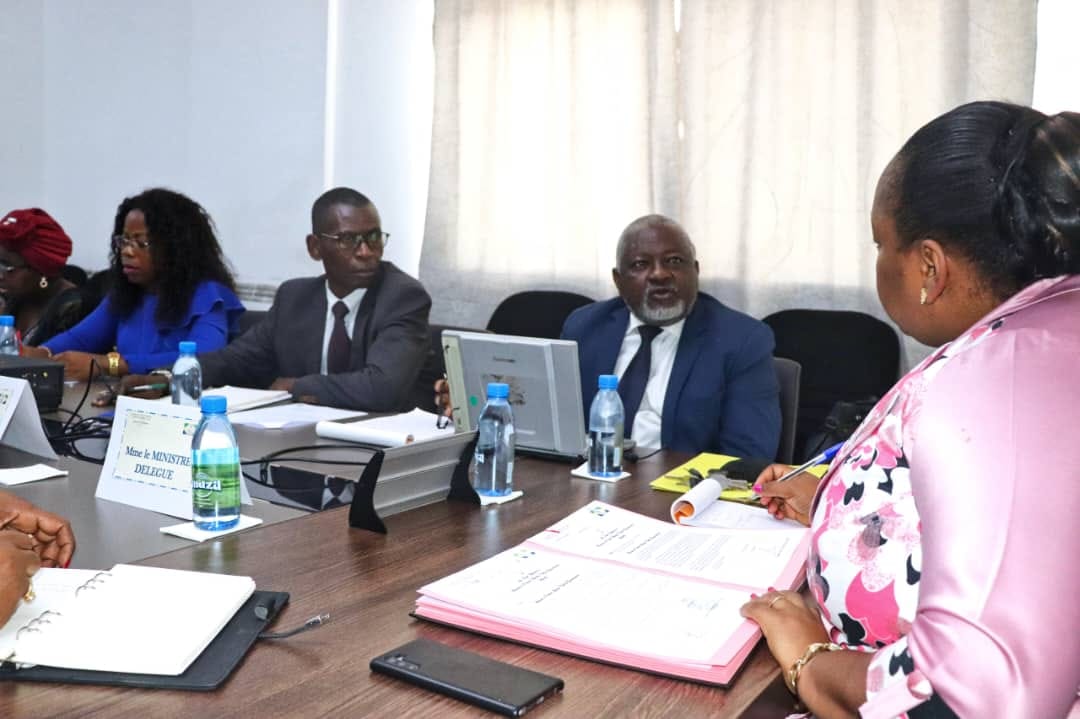 Mme le Ministre dialoguant avec le leader syndical